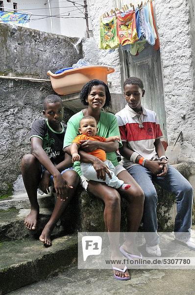 Alleinerziehende Mutter mit drei Söhnen  Armenviertel Favela Morro da Formiga  Stadtteil Tijuca  Rio de Janeiro  Brasilien  Südamerika