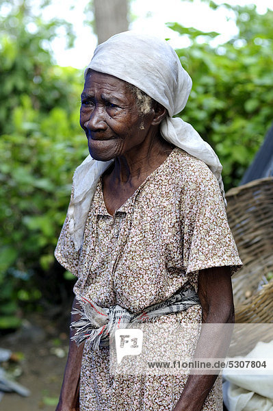 Alte Frau  Palmiste-a-Vin nahe Leogane  Haiti  Karibik  Zentralamerika