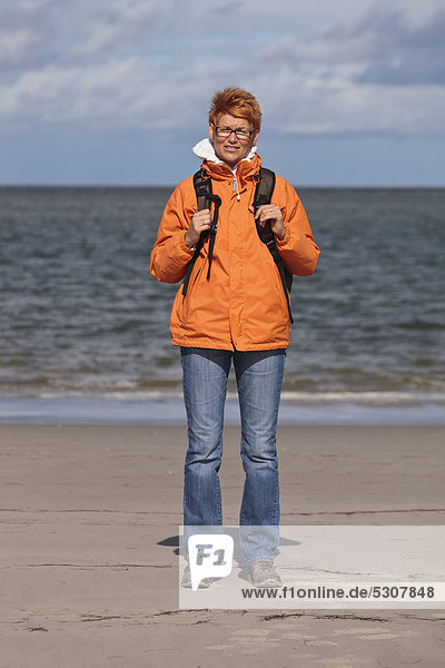 Frau am Strand von Amrum  Nordfriesische Insel  Schleswig-Holstein  Deutschland  Europa