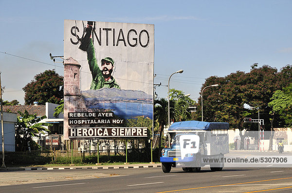 Alter Lastwagen vor Revolutionspropaganda  Santiago siempre herÛica  Santiago immer heldenhaft  Plaza de la RevoluciÛn  Santiago de Cuba  Kuba  Karibik