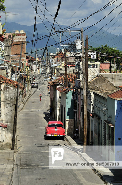 Straßenszene in Santiago de Cuba  Kuba  Karibik