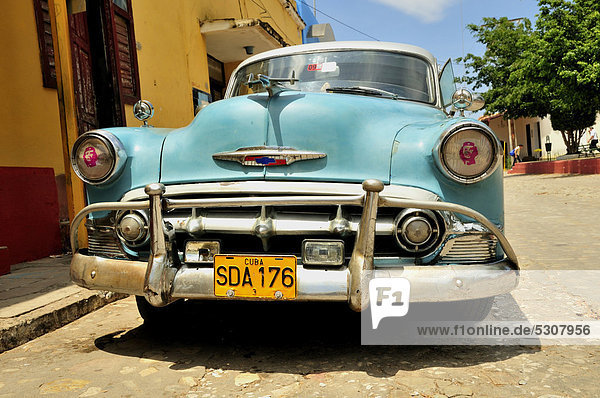 Oldtimer in der Altstadt von Trinidad  Kuba  Karibik