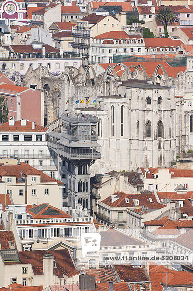 Elevator de Santa Justa und Do Carmo Kirche  Baixa Viertel  Lissabon  Portugal  Europa