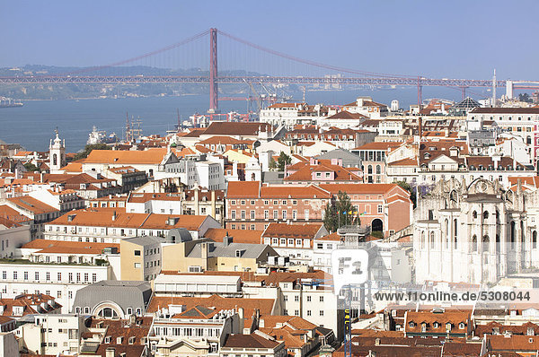 Aussicht über Lissabon und Ponte 25 de Abril Brücke  Portugal  Europa
