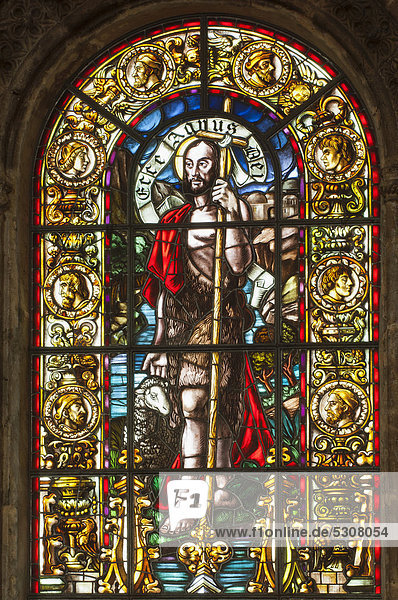 Buntes Kirchenfenster Santa Maria Kirche Mosteiro dos JÈronimos Hieronymus Kloster Unesco Weltkulturerbe Belem Viertel Lissabon Portugal Europa
