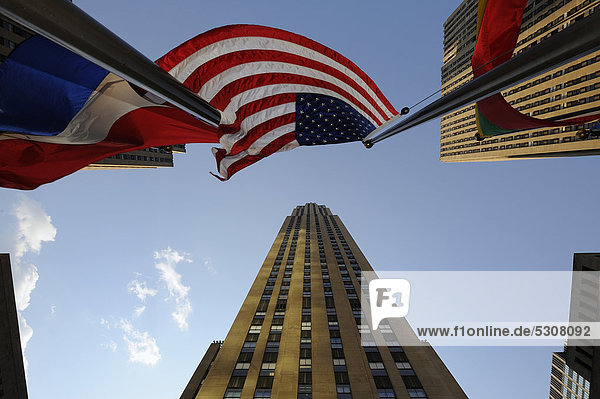 Blick auf das Rockefeller Center mit amerikanischer Flagge  Manhattan  New York  USA
