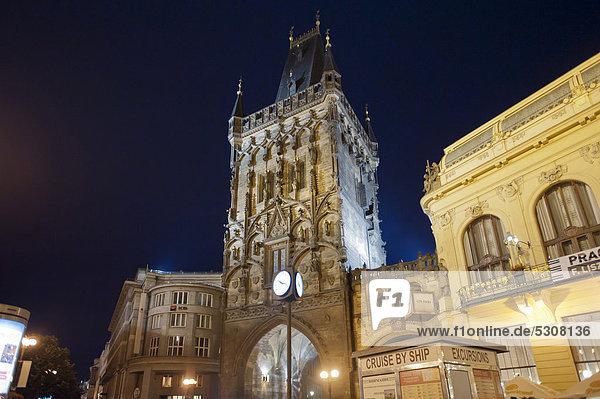 Pulverturm bei Nacht  Prag  Böhmen  Tschechische Republik  Europa