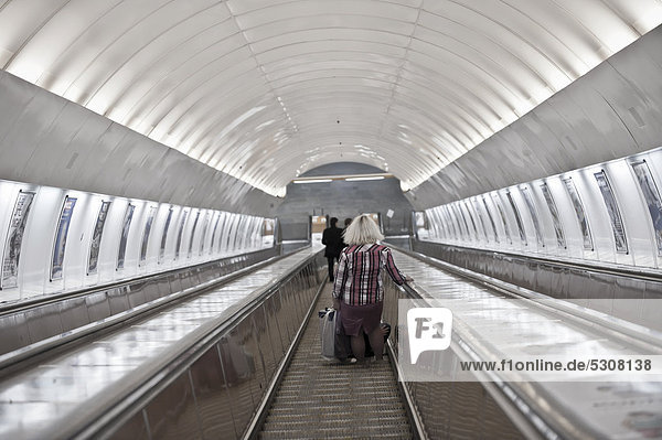 Frau fährt mit Rolltreppe zur Metro hinunter  Prag  Böhmen  Tschechische Republik  Europa
