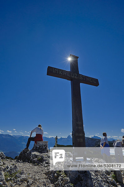 Gipfelkreuz mit rastendem Wanderer am Salzburger Hochthron  Untersberg  Grödig  Salzburg  Österreich  Europa