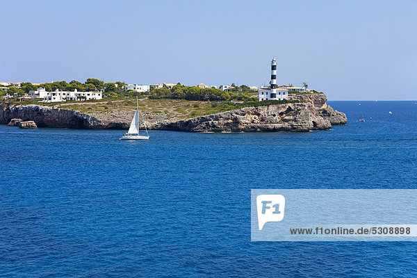 nahe Europa Felsen Küste Leuchtturm entfernt Balearen Balearische Inseln Mallorca Mittelmeer Porto Segelboot Spanien