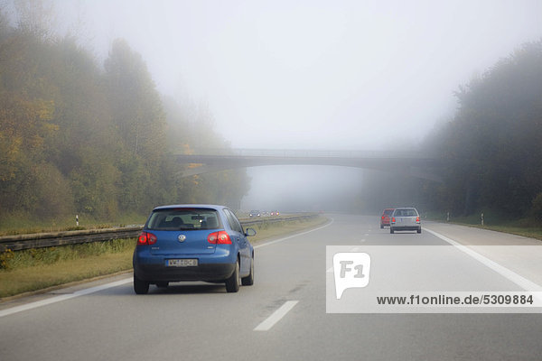 Nebel auf der Autobahn A95 Garmisch-Partenkirchen - München  Oberbayern  Bayern  Deutschland  Europa