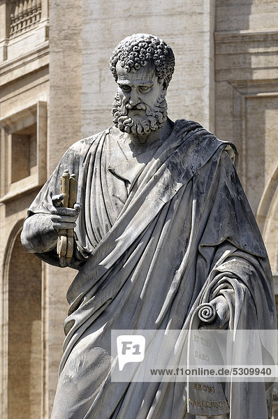 Statue von Petrus mit zwei Schlüsseln  Petersplatz  Vatikan  Rom  Latium  Italien  Europa