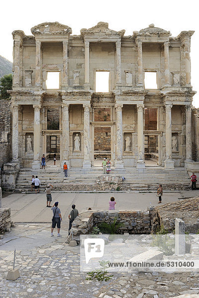 Ruins of Ephesus  Efes  excavations  UNESCO World Heritage Site  Library of Celsus  built 135 AD by C Aquila in memory of his father Celsus  Selcuk  Lycia  Southwest Turkey  west coast  Western Turkey  Turkey  Asia Minor  Asia