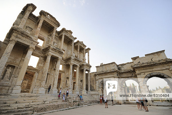 Ruins of Ephesus  Efes  excavations  UNESCO World Heritage Site  Library of Celsus  built 135 AD by C Aquila in memory of his father Celsus  with Gate of Mazaeus and Mithridates at the entrance to the agora at the Library of Celsus  Selcuk  Lycia  Southwest Turkey  west coast  Western Turkey  Turkey  Asia Minor  Asia