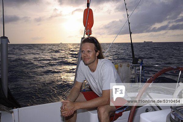 Mann auf Segelboot  beim Segeln  Karibik  Südamerika