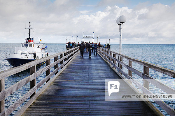 Binzer Seebrücke mit Ausflugsboot für Touristen  Rügen  Mecklenburg-Vorpommern  Deutschland  Europa