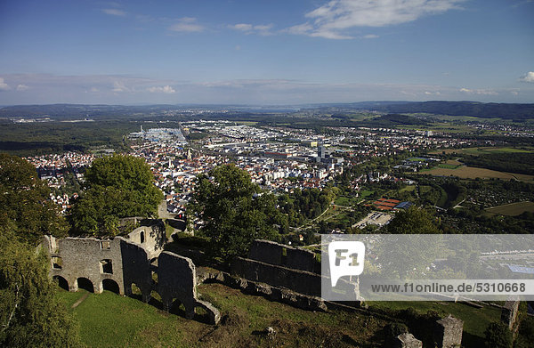 Blick von der Festungsruine Hohentwiel über die Stadt Singen  Hegau  Baden-Württemberg  Deutschland  Europa