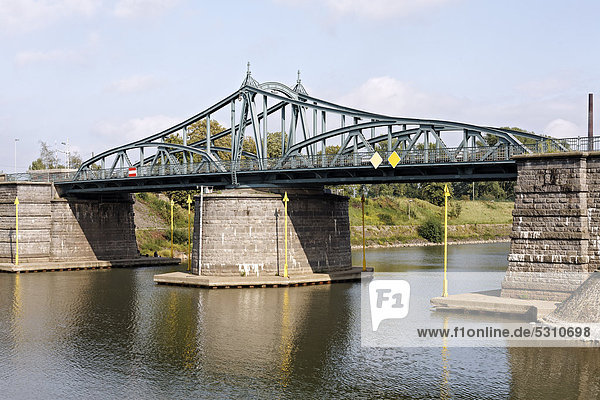 Historische Drehbrücke im Rheinhafen Krefeld  Nordrhein-Westfalen  Deutschland  Europa