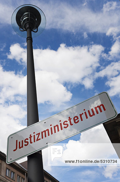 Schild Justizministerium in der Jerusalemer Straße in Berlin Mitte  Berlin  Deutschland  Europa