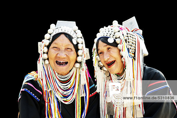Porträt  zwei Frauen vom Bergvolk der Akha in der traditionellen LomueAkha Tracht  Chiang Rai  Thailand  Asien