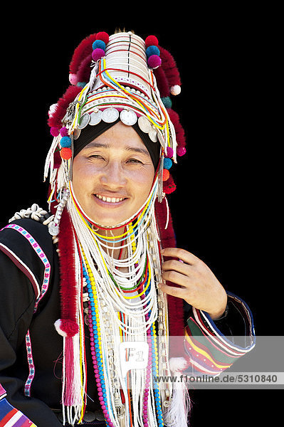 Frau vom Bergvolk der Akha in der traditionellen UloAkha Tracht  Chiang Rai  Thailand  Asien
