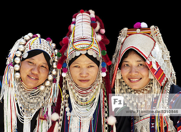 Drei Frauen vom Bergvolk der Akha mit verschiedenen Akha Kopfbedeckungen  links im LomueAka Stil  in der Mitte der UloAkha Stil und rechts im PhameeAkha Stil  in Chiang Rai  Thailand  Asien