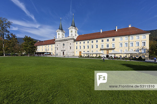 Braustüberl und Schloss  ehemalige Benediktinerabtei  Tegernsee  Oberbayern  Bayern  Deutschland  Europa  ÖffentlicherGrund