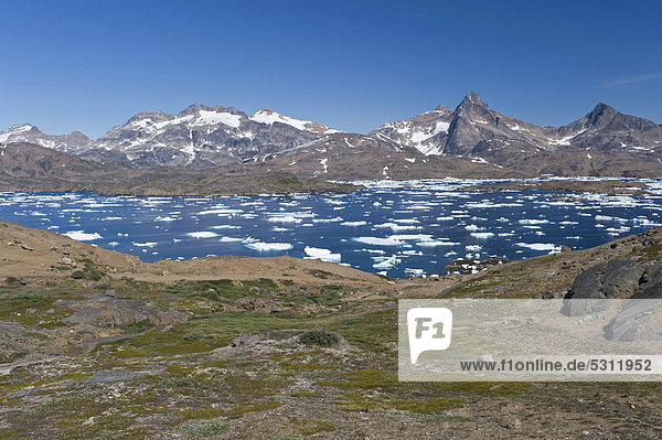 Eisschollen und Berge  Tasiilaq oder Ammassalik  Ostgrönland  Grönland