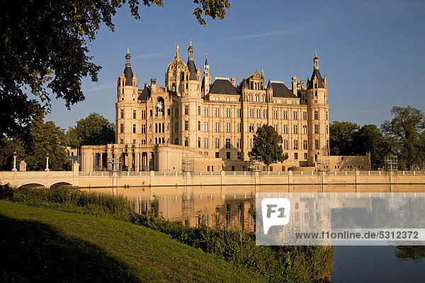 Das Schweriner Schloss spiegelt sich im See  Landeshauptstadt Schwerin  Mecklenburg-Vorpommern  Deutschland  Europa