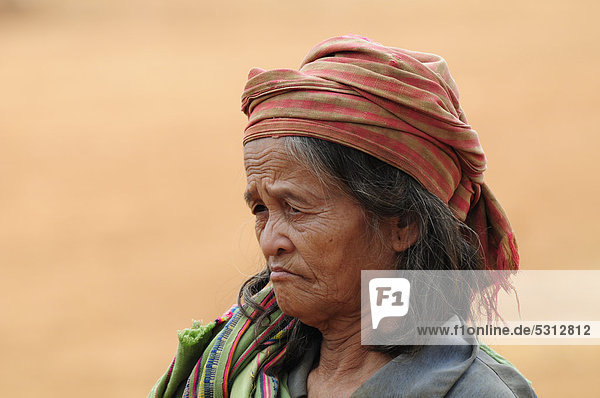 Alte Frau mir Kopftuch  Porträt  am Bolaven Plateau im Süden von Laos  Südostasien  Asien