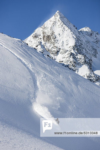 Freerider im tiefverschneiten Gelände  Stubaier Gletscher  Nordtirol  Österreich  Europa