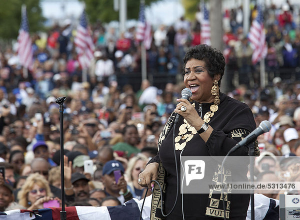 Aretha Franklin sings at President Barack Obama's Labor Day rally in Detroit  Michigan  USA