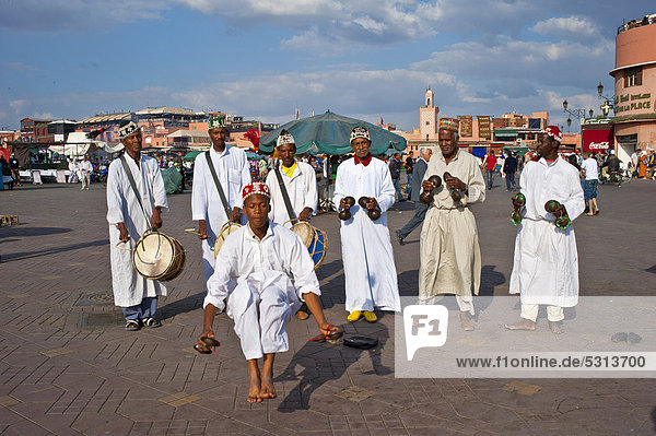 Gnaoua Musiker führen traditionelle Tänze und Musik auf der Djemaa el Fna auf  Marrakesch  Marokko  Afrika