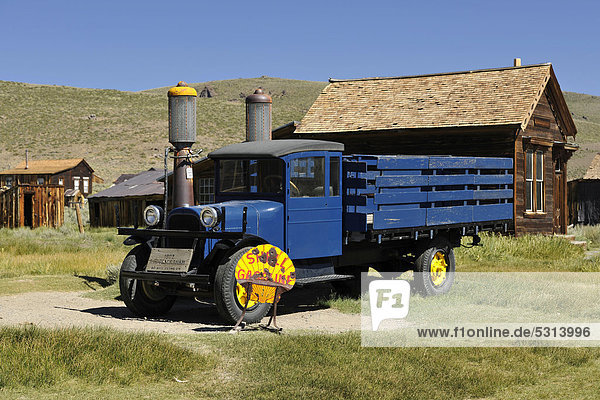 1927 Dodge Graham Truck Lkw vor Shell Tankstelle Geisterstadt Bodie ehemalige Goldgräbersiedlung Bodie State Historic Park Kalifornien Vereinigte Staaten von Amerika USA