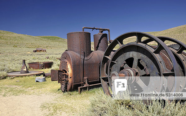 Alte Maschine zur Energieerzeugung aus Wasserkraft Hydropower plant Geisterstadt Bodie ehemalige Goldgräbersiedlung Bodie State Historic Park Kalifornien Vereinigte Staaten von Amerika USA