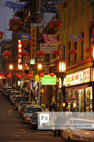Nachtaufnahme  Straßenzug  Lampions  Chinatown  San Francisco  Kalifornien  Vereinigte Staaten von Amerika  USA  ÖffentlicherGrund