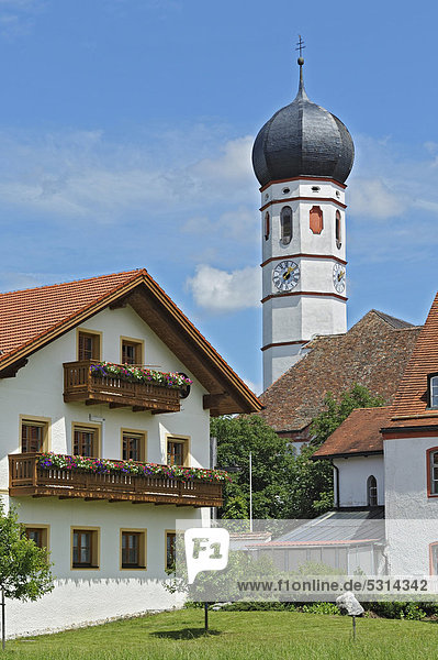 Zwiebelturm des Klosters der Salesianerinnen in Beuerberg  Bayern  Deutschland  Europa