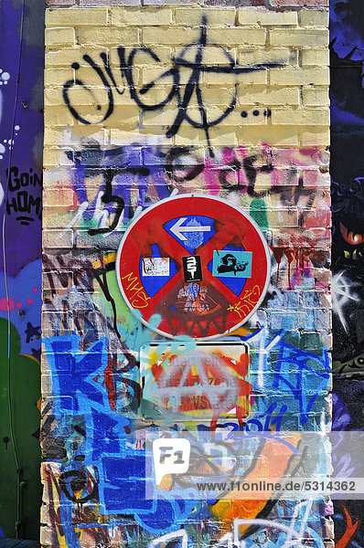 Graffiti mit Halteverbotsschild bei der Theater-Halle 7  Gerolsteiner Ring  München  Bayern  Deutschland  Europa  ÖffentlicherGrund