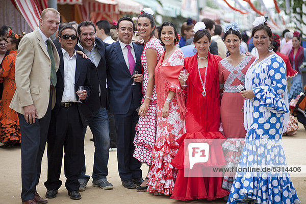 Spanierinnen im typischen Kostüm und Spanier bei der Feria de Abril in Sevilla  Spanien  Europa