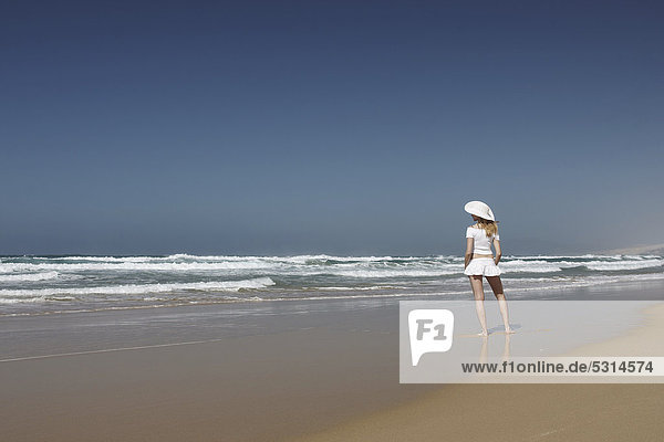 Frau am Strand  Punta Pesebre  Playa de Cofete  Jandia  Fuerteventura  Kanarische Inseln  Spanien  Europa