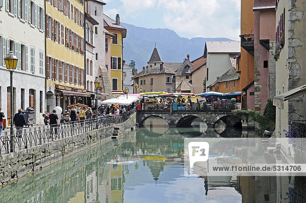 Thiou Fluss  Marktstände  Brücke  Altstadt  Annecy  Haute-Savoie  Rhone-Alpes  Frankreich  Europa