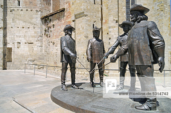 Die vier Musketiere  Skulpturengruppe  Kathedrale Saint Pierre  französischer Jakobsweg  Gemeinde Condom  Departement Gers  Midi-Pyrenees  Frankreich  Europa