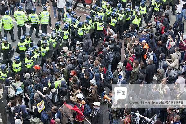 Ein Kordon der Bereitschaftspolizei stoppt Demonstraten bei Protest gegen Budgetkürzungen  London  England  Großbritannien  Europa