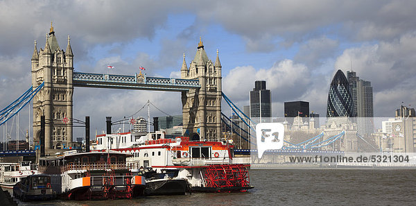 Tower Bridge mit der Themse und der City of London hinten  London  England  Großbritannien  Europa