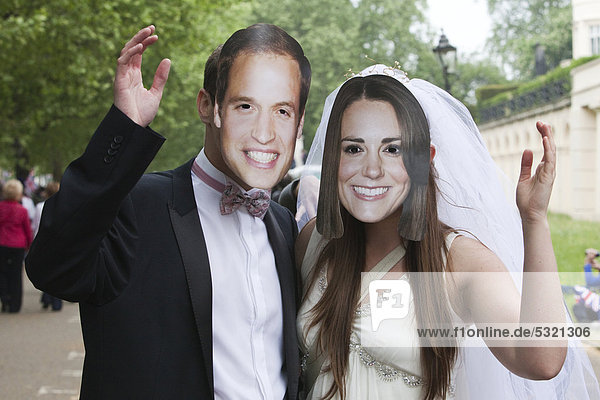 Zuschauer der Royal Wedding  königlichen Hochzeit  trägen Masken von Prinz William und Kate Middleton  London  England  Großbritannien  Europa