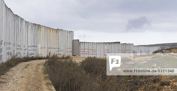 Grenzmauer beim Kalandia Checkpoint  Ramallah region  Palästina  West Bank  Mittlerer Osten