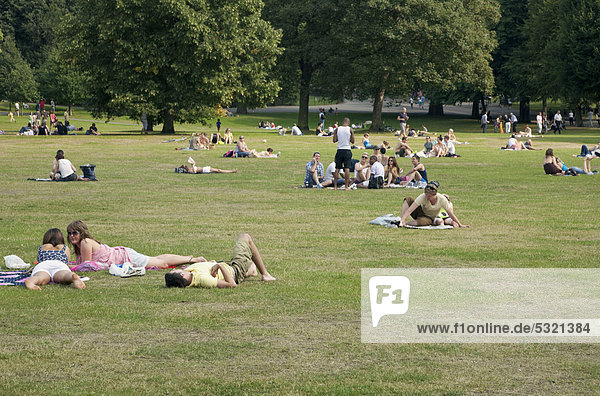 Menschen genießen den Sonnenschein in Greenwich Park  London  England  Großbritannien  Europa