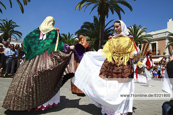 Die Mitglieder einer Folklore-Gruppe in traditioneller Tracht vollführen typische Tänze  Ibiza  Spanien  Europa
