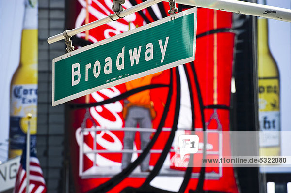 Straßenschild Broadway und Leuchtreklame am Times Square  Manhattan  New York  USA  Amerika