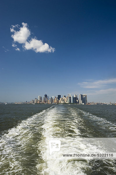Vereinigte Staaten von Amerika USA Skyline Skylines Fähre Insel New York City Ansicht Manhattan